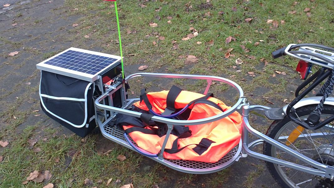 Sesselfahrrad mit Solaranhänger