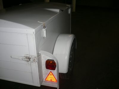 Einachsanhänger geschlossen