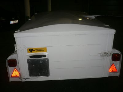 Einachsanhänger geschlossen