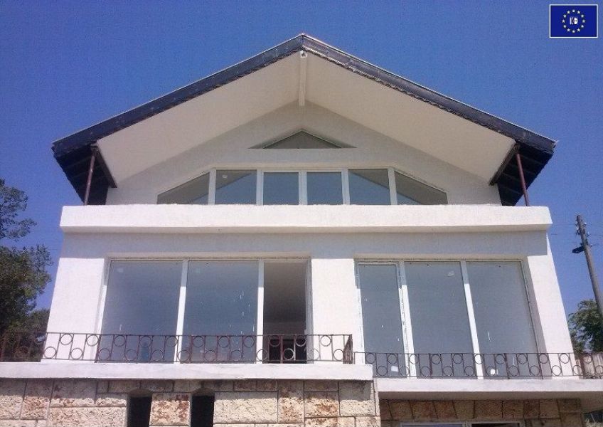 Neugebautes Einfamilienhaus auf drei Niveaus,5 Minuten vom Strand