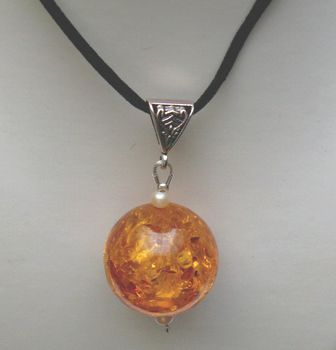 Edelsteinschmuck, großer Bernsteinanhänger