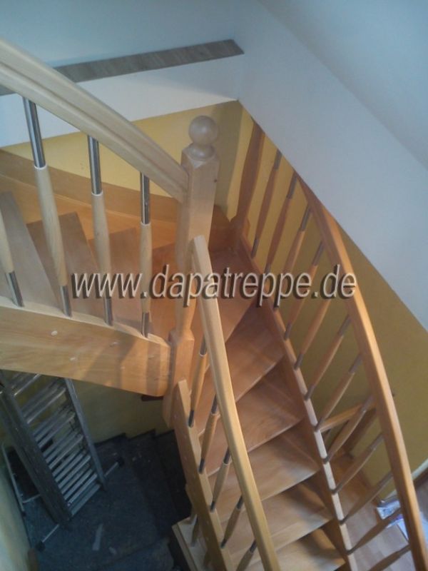 Polnische Treppe aus Holz, Holztreppe, Wangentreppe, Beton-Verkleidung
