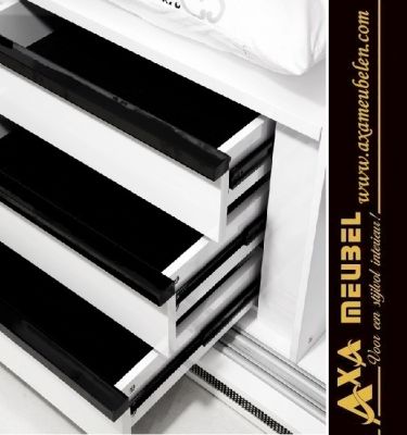 Schlafzimmer Hochglanz Weiß mit Swarovski Steinen AXA Moebel