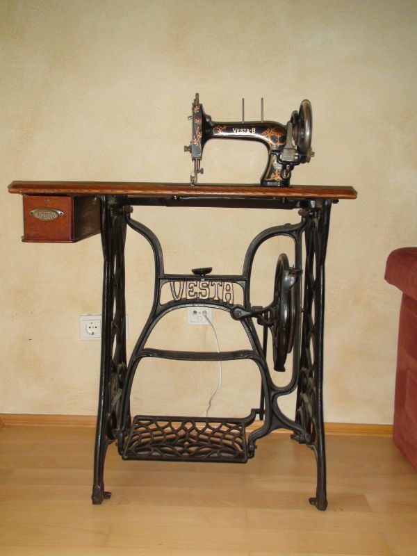 Wunderschöne, antike alte Nähmaschine mit Tisch der Marke Vesta