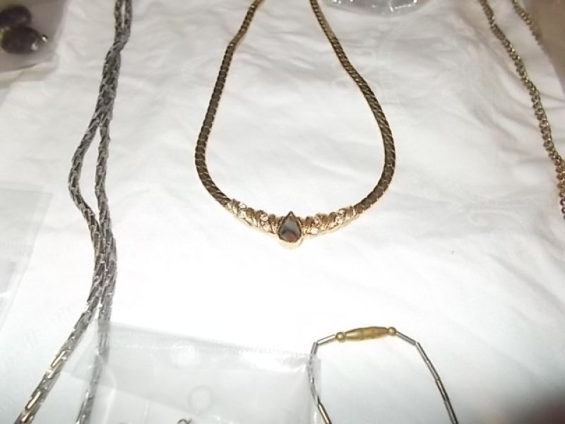 Hochwertiger Modeschmuck Neu + Gebraucht über 60 Teile Seht euch die Bilder an 