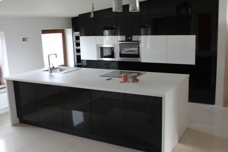 Einbauküchen nach Mass, Luxeriöse Ausführung Hochglanzlackiert