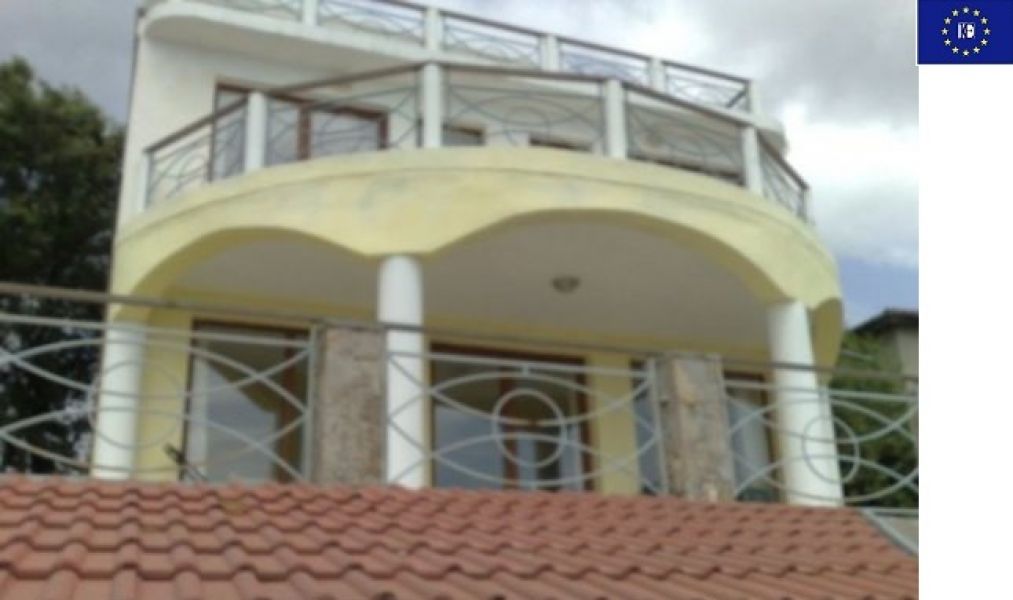 Dreistöckige Villa mit Schwimmpool in Top Lage mit Meerpanorama