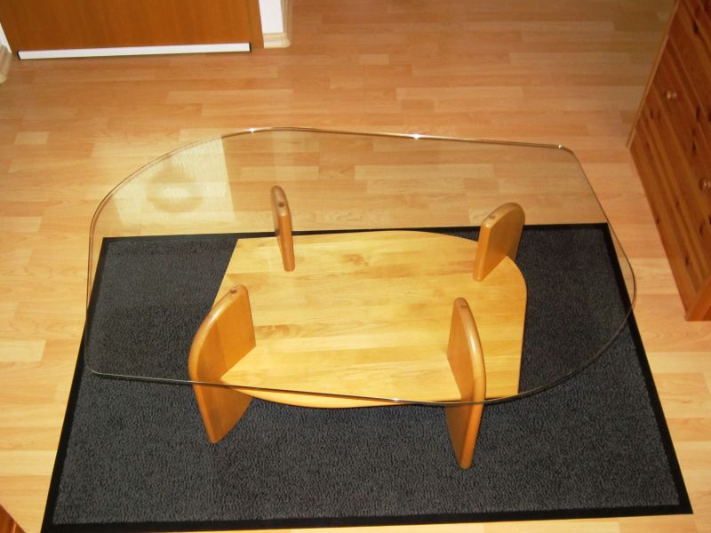 Couchtisch mit einer Glasplatte 