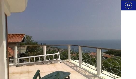 Dreistöckige Villa mit Schwimmpool in Top Lage mit Meerpanorama