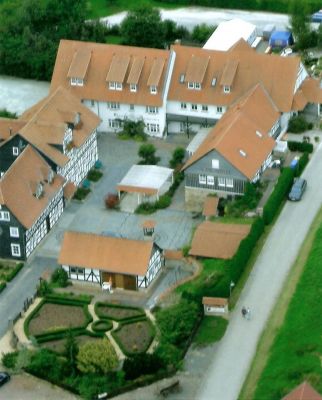 Hotel und Restaurant mit Nebengebäude und Bauland