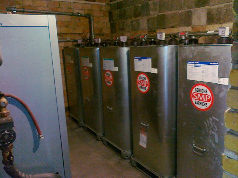 Heizungsanlage: Kessel + 5 x 1.000 l Öltanks + Heizkörper; zur Selbstdemontage/-abholung