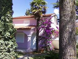 Feistehendes Haus mit zwei Wohnungen 