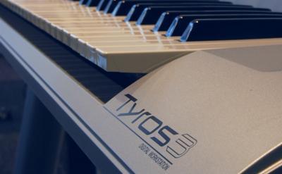 F/s:--Yamaha Tyros 3 y Roland Fantom G8