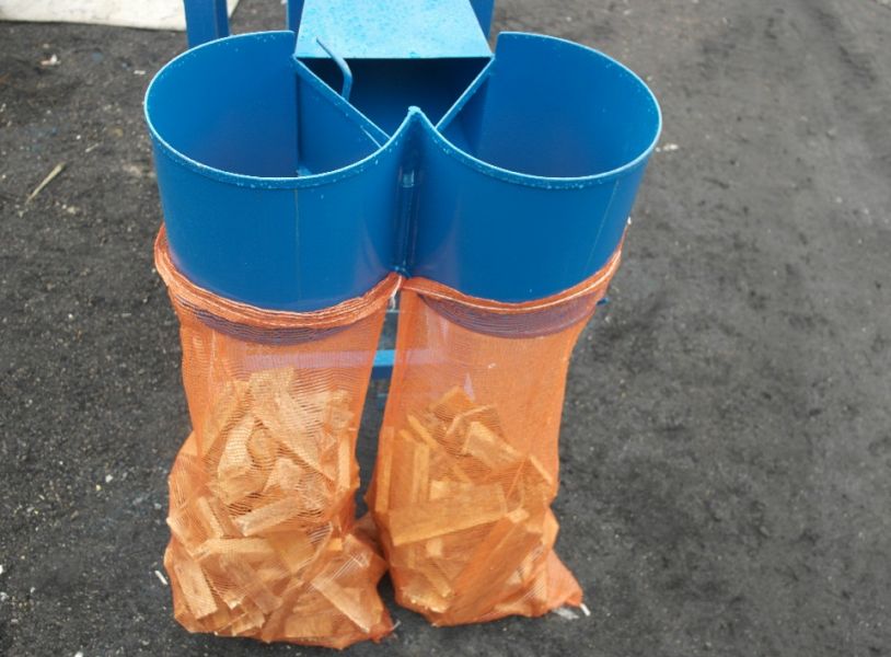 Häcksler, Holzhacker, Schredder mit dem Sacksystem für 2 Säcke