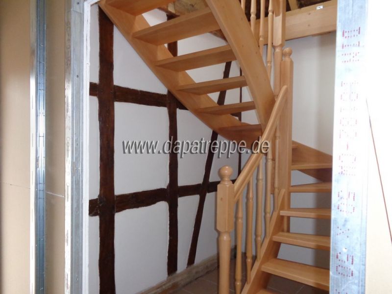 *beste Holztreppen aus Polen. Treppengeländer, Beton-Verkleidung*