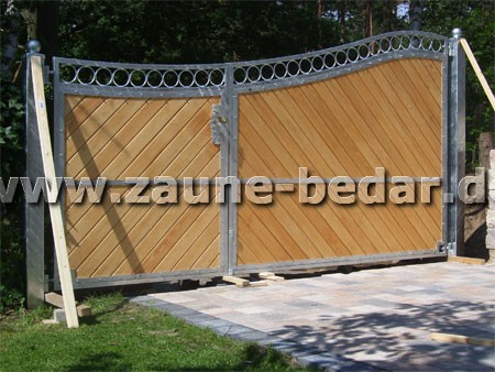Doppelstabmattenzaun, Tore mit Elektroantrieb , Sichschutz