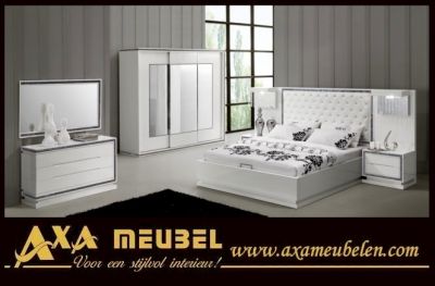 Schlafzimmer Hochglanz Weiß mit Swarovski Steinen AXA Moebel