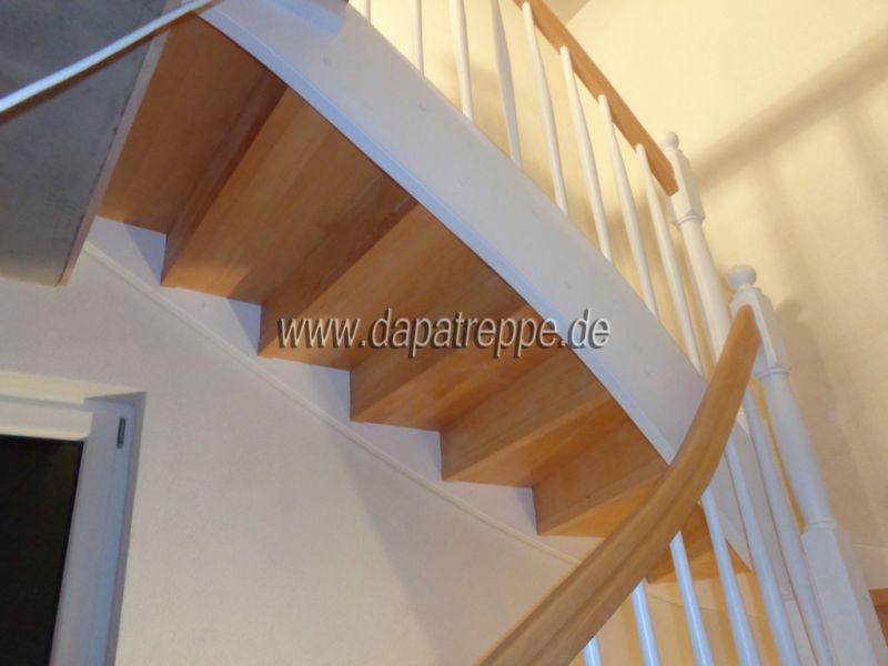 *beste Holztreppen aus Polen. Treppengeländer, Beton-Verkleidung*