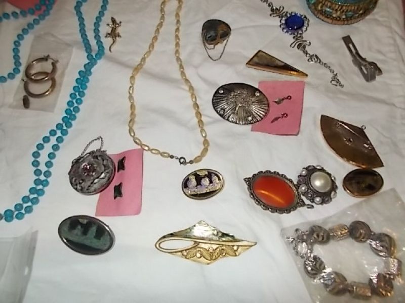 Hochwertiger Modeschmuck Neu + Gebraucht über 60 Teile Seht euch die Bilder an 