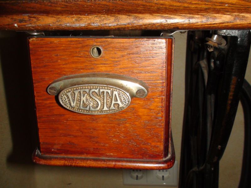 Wunderschöne, antike alte Nähmaschine mit Tisch der Marke Vesta
