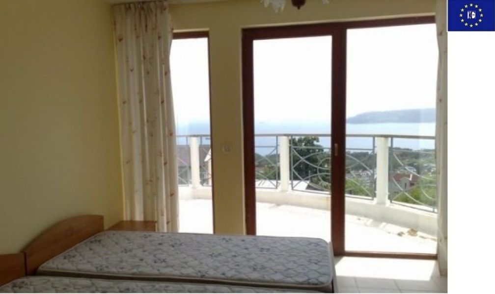 Dreistöckige Villa mit Schwimmpool in Top Lage mit Meerpanorama