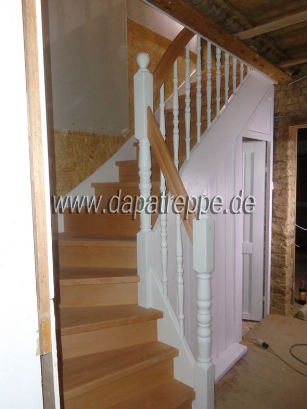 Polnische Treppe aus Holz, Holztreppe, Wangentreppe, Beton-Verkleidung