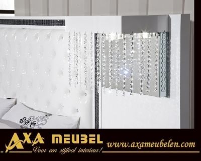 Schlafzimmer Hochglanz Weiß mit Swarovski Steinen AXA Moebel