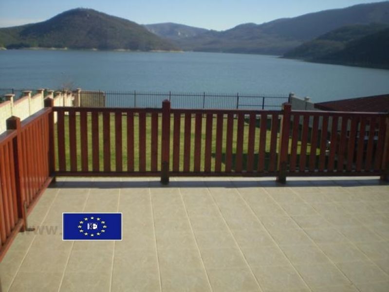 Villa mit Zugang zum Stausee ( 1.Linie )