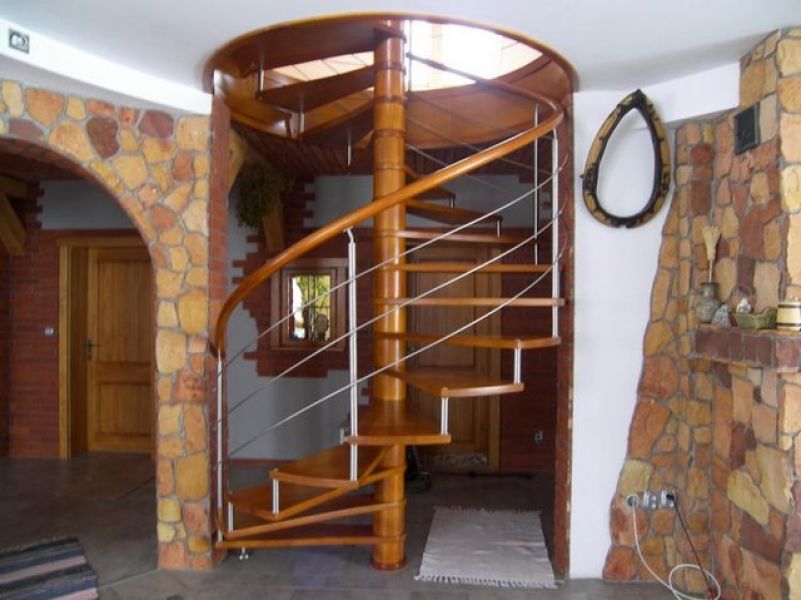 Holztreppen aus Buche, Eiche, Esche, Meranti