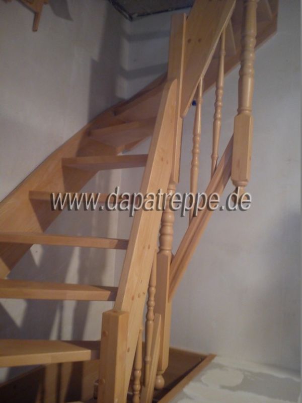 Polnische Treppe aus Holz, Holztreppe, Wangentreppe, Beton-Verkleidung