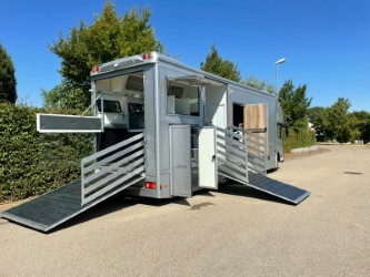 Pferdetransporter Vollausstattung Wohnabteil mit Popout Wohnmobil Zulassung 100KM