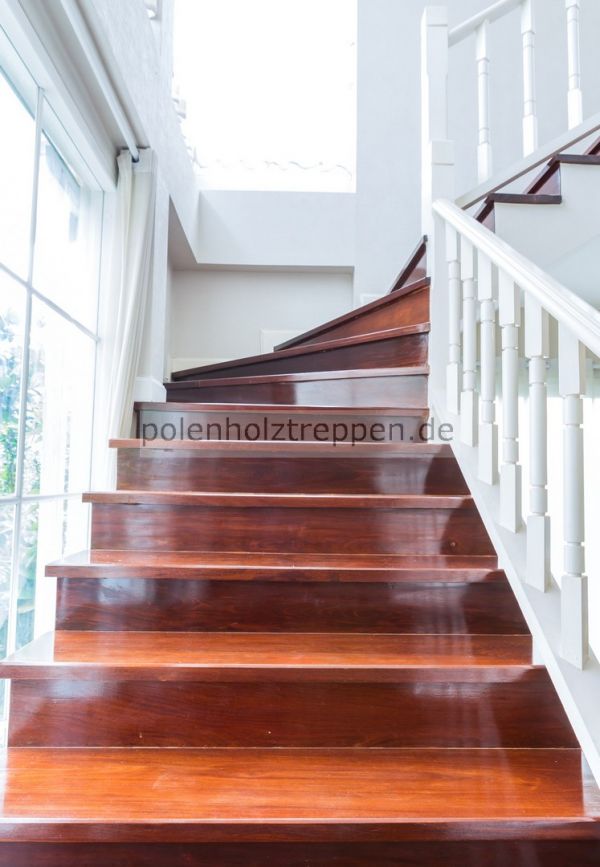 Treppe aus Polen / Wangentreppe / Massivholztreppe aus Polen