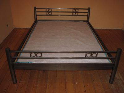 Metallbett mit  verstellbarem  Lattenrost 140 x 200 cm
