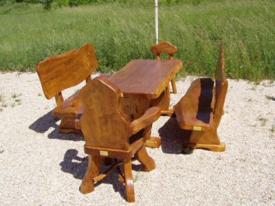 Gartenmöbel aus Massivholz, rustikal