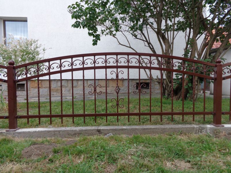 Schmiedeeiserne Zäune aus Polen. Metall ZAUN. Günstig und professionell