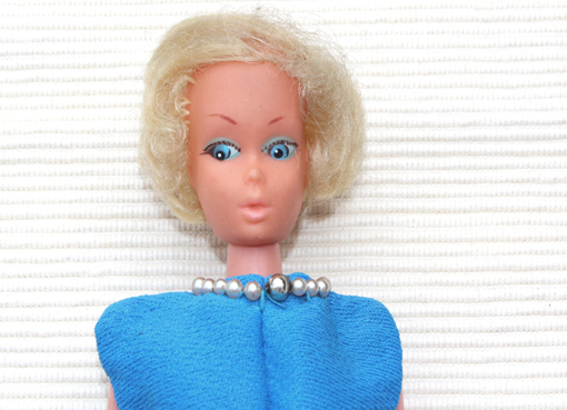 ModePuppe 60-70er - im blauen Kleid mit Perlen - Blond - Vintage - 