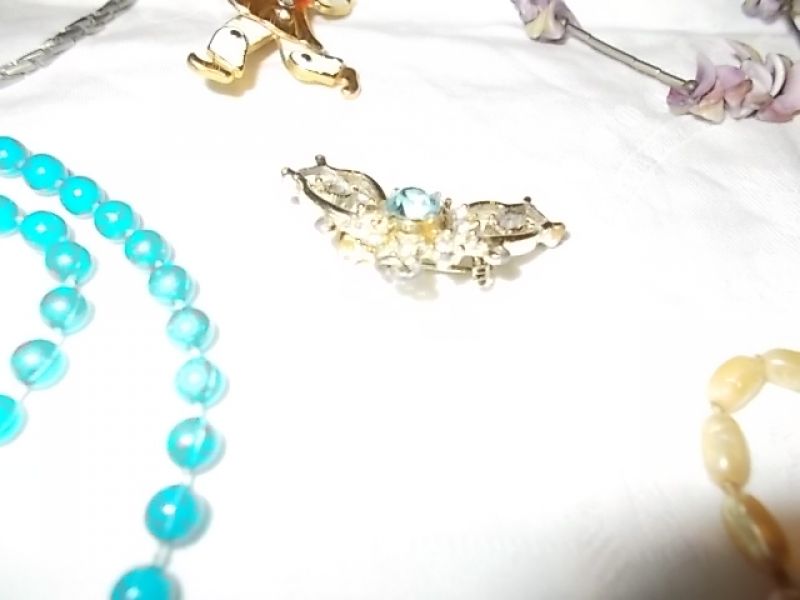 Hochwertiger Modeschmuck Neu + Gebraucht über 60 Teile Seht euch die Bilder an 