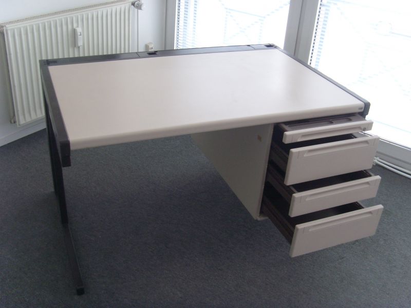 Einen Schreibtische mit Schubladen zu verkaufen