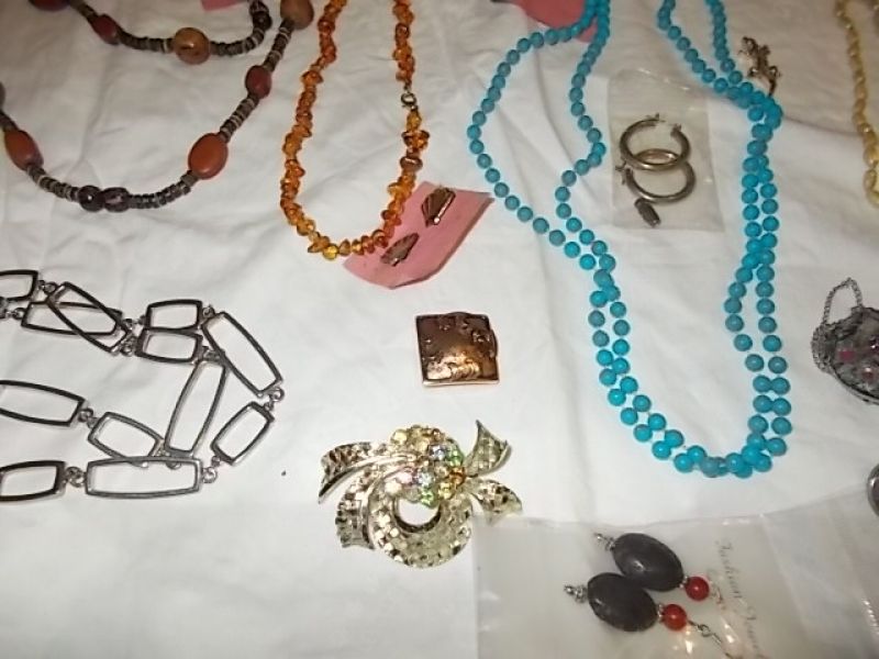 Hochwertiger Modeschmuck Neu + Gebraucht über 60 Teile Seht euch die Bilder an 