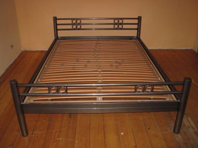 Metallbett mit  verstellbarem  Lattenrost 140 x 200 cm