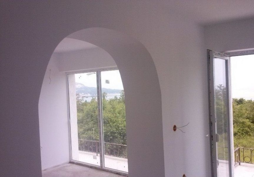 Neugebautes Einfamilienhaus auf drei Niveaus,5 Minuten vom Strand