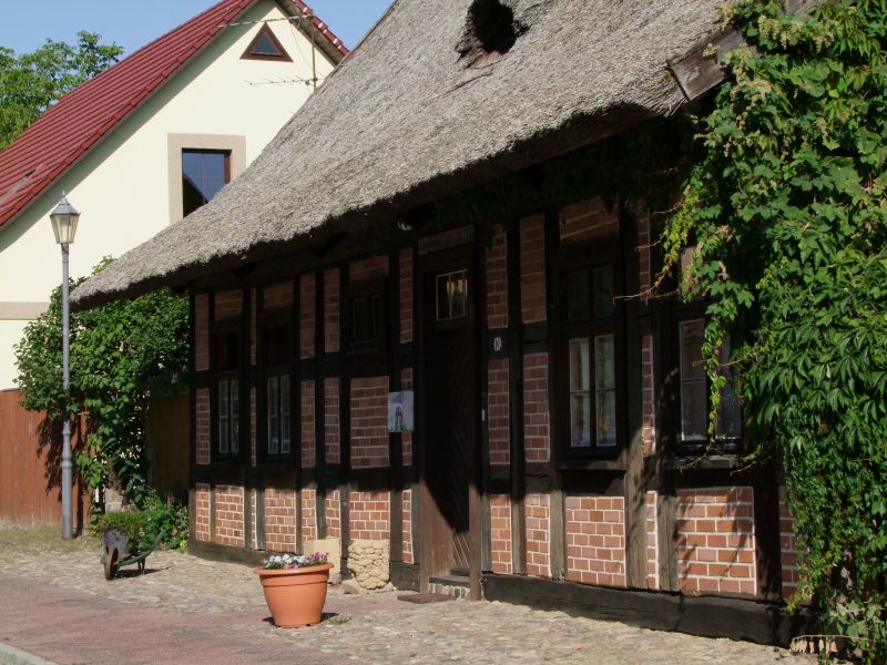 Sehr altes,zentral,aber ruhig gelegenes Fachwerkhaus+Gewächshäuser+Schuppen,Nähe:2 Badeseen