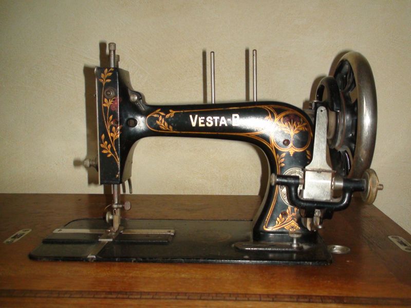 Wunderschöne, antike alte Nähmaschine mit Tisch der Marke Vesta