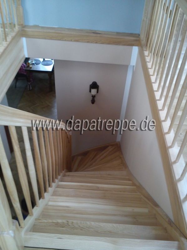 *beste Holztreppen aus Polen. Treppengeländer, Beton-Verkleidung*