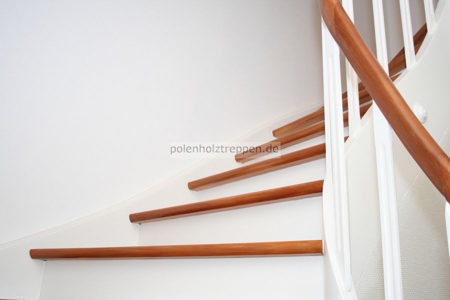 Treppe aus Polen / Wangentreppe / Massivholztreppe aus Polen