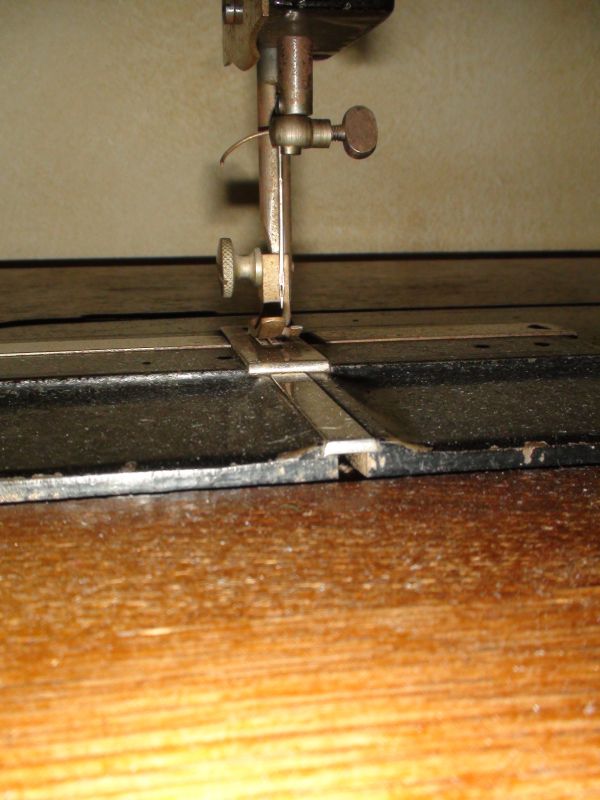 Wunderschöne, antike alte Nähmaschine mit Tisch der Marke Vesta