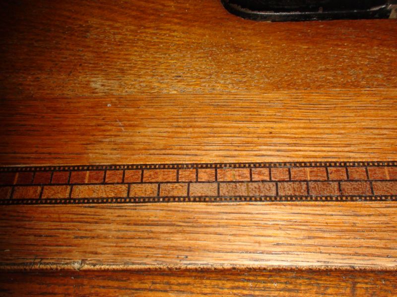 Wunderschöne, antike alte Nähmaschine mit Tisch der Marke Vesta