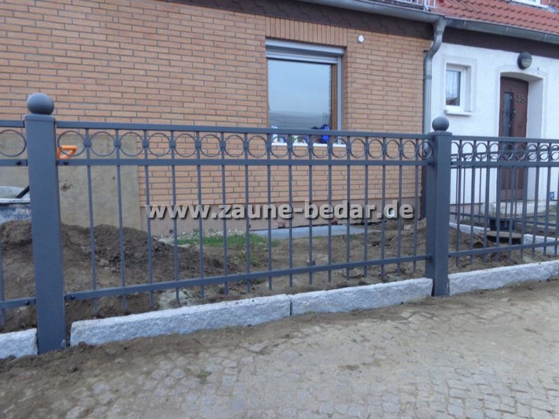Moderne Metallzäune . ZAUN aus Polen .