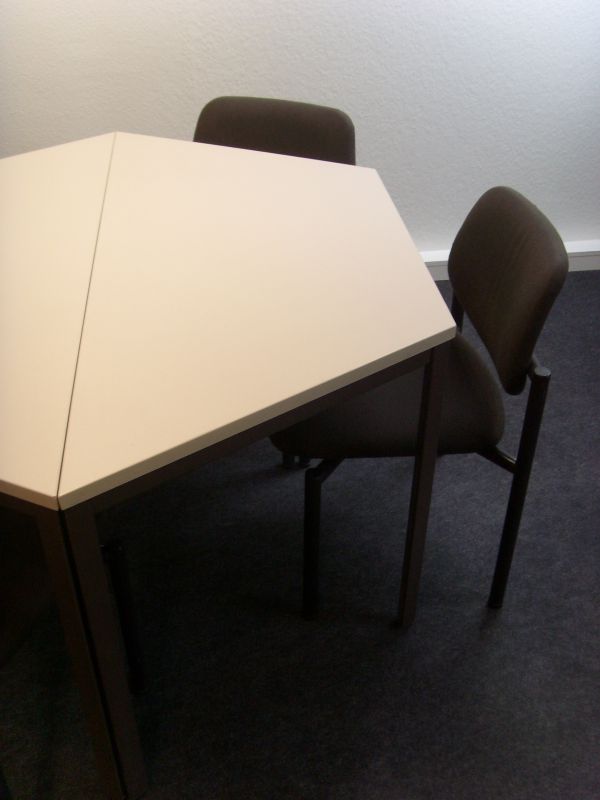 Vierecktisch zu verkaufen. 2 Stück vorhanden !! 65,00 € je St.